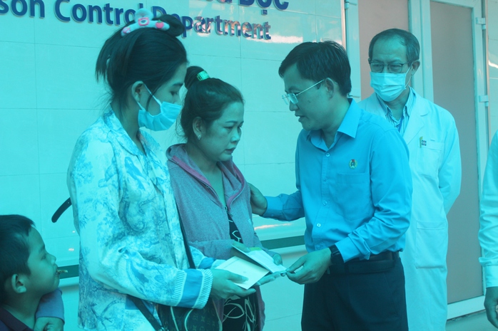 Lãnh đạo Thành ủy, LĐLĐ TP HCM thăm hỏi, hỗ trợ 5 lao động bị ngộ độc khí tại Bình Chánh- Ảnh 4. Lãnh đạo Thành ủy, LĐLĐ TP HCM thăm hỏi, hỗ trợ 5 lao động bị ngộ độc khí tại Bình Chánh- Ảnh 4.