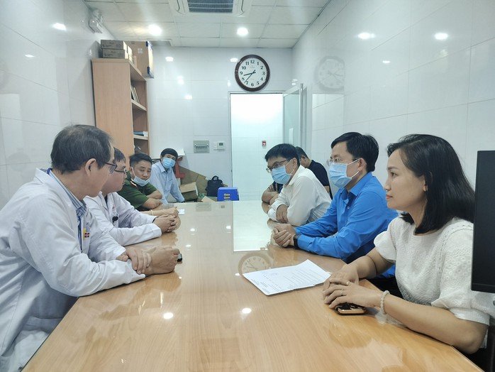 Lãnh đạo Thành ủy, LĐLĐ TP HCM thăm hỏi, hỗ trợ 5 lao động bị ngộ độc khí tại Bình Chánh- Ảnh 1. Lãnh đạo Thành ủy, LĐLĐ TP HCM thăm hỏi, hỗ trợ 5 lao động bị ngộ độc khí tại Bình Chánh- Ảnh 1.