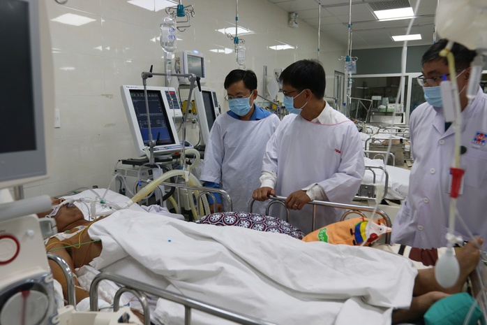 Lãnh đạo Thành ủy, LĐLĐ TP HCM thăm hỏi, hỗ trợ 5 lao động bị ngộ độc khí tại Bình Chánh- Ảnh 2. Lãnh đạo Thành ủy, LĐLĐ TP HCM thăm hỏi, hỗ trợ 5 lao động bị ngộ độc khí tại Bình Chánh- Ảnh 2.