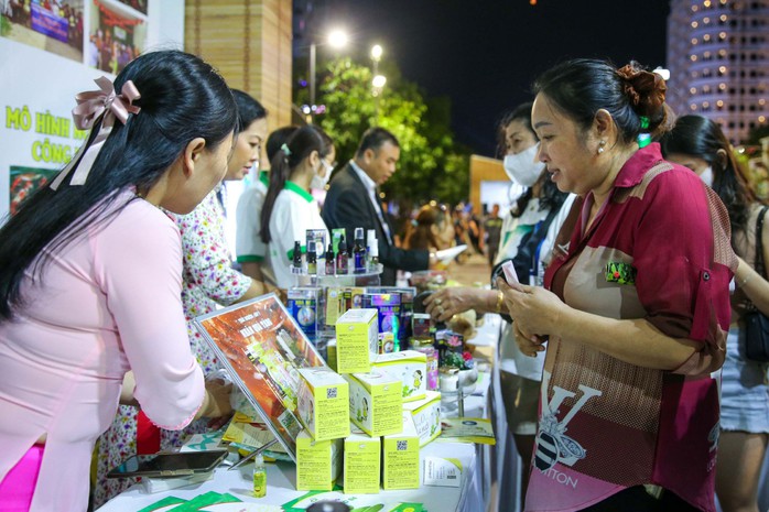 Người tiêu dùng tìm hiểu sản phẩm OCOP, sản phẩm nông nghiệp công nghệ cao của TP HCM. Ảnh: HOÀNG TRIỀU Người tiêu dùng tìm hiểu sản phẩm OCOP, sản phẩm nông nghiệp công nghệ cao của TP HCM. Ảnh: HOÀNG TRIỀU
