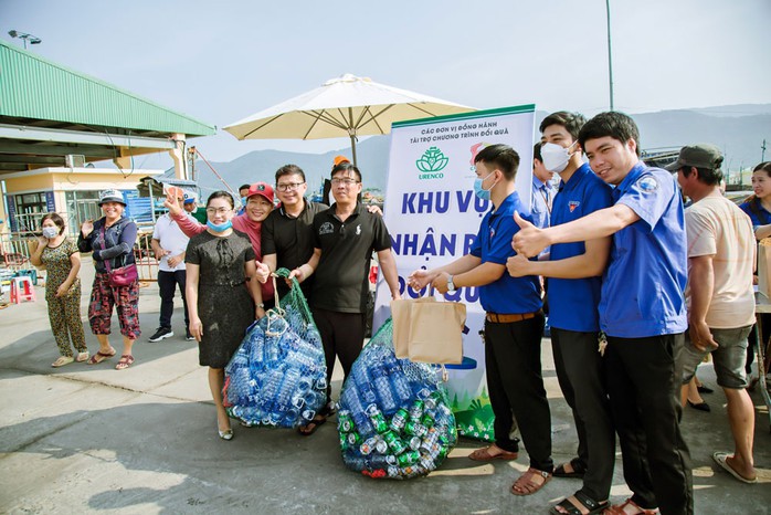 Ra quân tuyên truyền chống rác thải nhựa, đổi rác thải lấy quà cho ngư dân, tiểu thương tại âu thuyền, cảng cá Thọ Quang