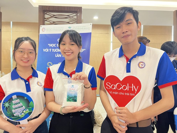 C&aacute;c sinh vi&ecirc;n Trường ĐH Y Dược Cần Thơ giới thiệu sản phẩm muối SaCoHy tại một hội thảo