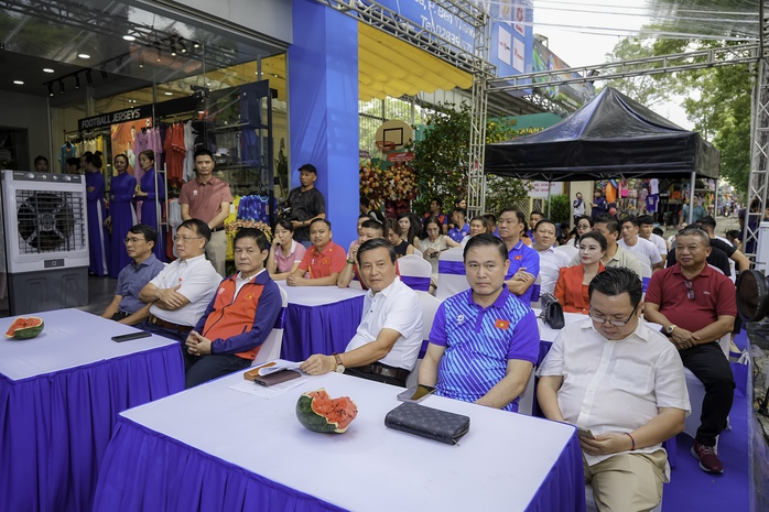 Văn Toàn, Tuấn Hải "khoe" bóng đấu chính thức của V-League 2024-205 - Ảnh 2. Văn Toàn, Tuấn Hải "khoe" bóng đấu chính thức của V-League 2024-205 - Ảnh 2.