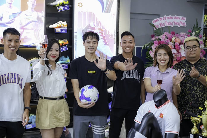 Văn Toàn, Tuấn Hải "khoe" bóng đấu chính thức của V-League 2024-205 - Ảnh 1. Văn Toàn, Tuấn Hải "khoe" bóng đấu chính thức của V-League 2024-205 - Ảnh 1.