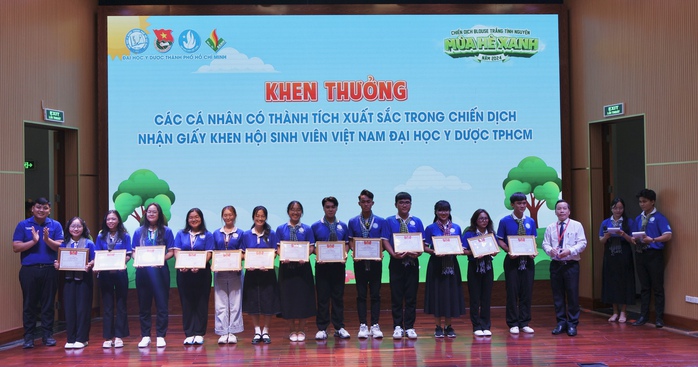VIDEO: Trao 300 lá cờ Tổ quốc cho Trường Đại học Y Dược TP HCM- Ảnh 3. VIDEO: Trao 300 lá cờ Tổ quốc cho Trường Đại học Y Dược TP HCM- Ảnh 3.