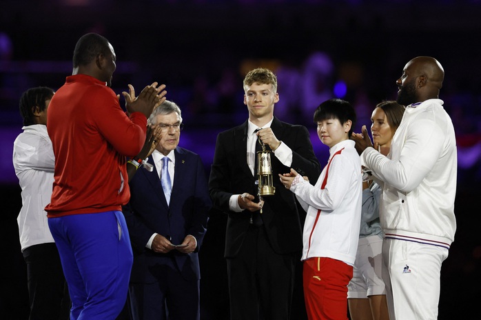 Tom Cruise đu dây trao cờ bế mạc Olympic 2024, Mỹ nhất toàn đoàn ngày cuối- Ảnh 12. Tom Cruise đu dây trao cờ bế mạc Olympic 2024, Mỹ nhất toàn đoàn ngày cuối- Ảnh 12.