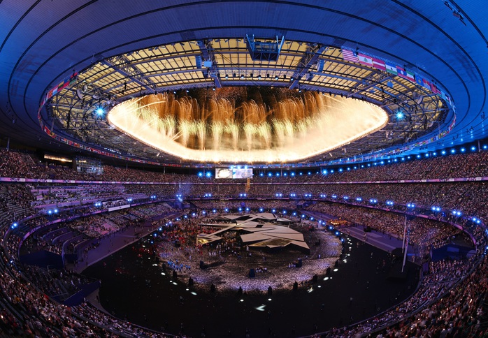 Tom Cruise đu dây trao cờ bế mạc Olympic 2024, Mỹ nhất toàn đoàn ngày cuối- Ảnh 6. Tom Cruise đu dây trao cờ bế mạc Olympic 2024, Mỹ nhất toàn đoàn ngày cuối- Ảnh 6.