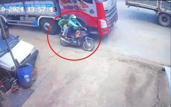 Vụ 2 mẹ con đi grab tử vong tại chỗ: Tạm giữ tài xế xe tải- Ảnh 1. Vụ 2 mẹ con đi grab tử vong tại chỗ: Tạm giữ tài xế xe tải- Ảnh 1.
