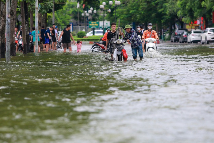 Miền Bắc mưa rất to, kéo dài nhiều ngày- Ảnh 1. Miền Bắc mưa rất to, kéo dài nhiều ngày- Ảnh 1.