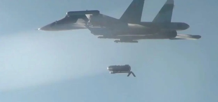 Chiếc Sukhoi Su-34 của Nga thả quả bom lượn KAB. Ảnh: Forbes Chiếc Sukhoi Su-34 của Nga thả quả bom lượn KAB. Ảnh: Forbes