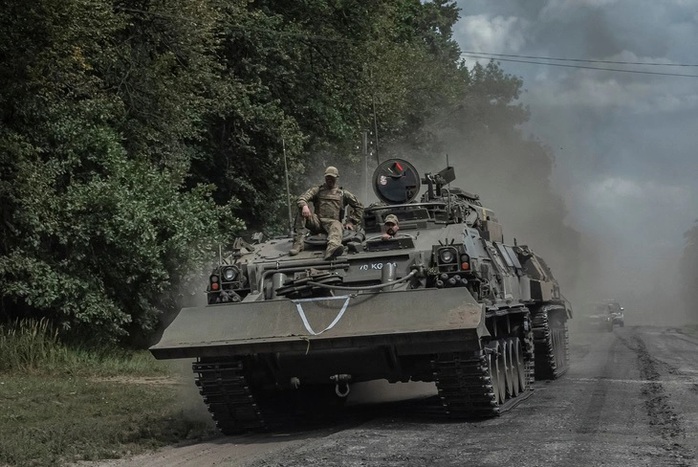 Xe tăng Ukraine di chuyển tại khu vực giáp biên giới với Nga ngày 10-8. Ảnh: REUTERS Xe tăng Ukraine di chuyển tại khu vực giáp biên giới với Nga ngày 10-8. Ảnh: REUTERS