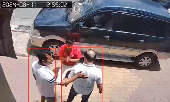 Tạm giữ người đàn ông cầm khúc xương bò đập vỡ kính xe, bắt tài xế quỳ van xin- Ảnh 1. Tạm giữ người đàn ông cầm khúc xương bò đập vỡ kính xe, bắt tài xế quỳ van xin- Ảnh 1.