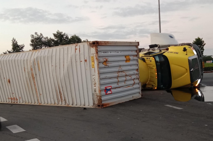 Ớn lạnh xe container lật ngang khi ôm cua vòng xoay Định Hòa- Ảnh 2. Ớn lạnh xe container lật ngang khi ôm cua vòng xoay Định Hòa- Ảnh 2.