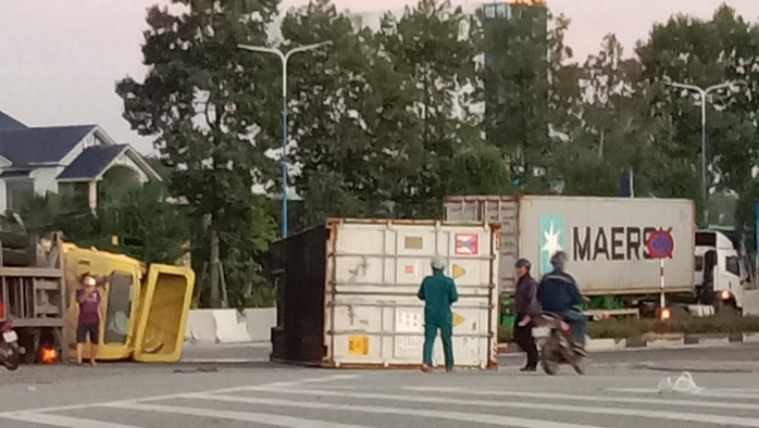 Ớn lạnh xe container lật ngang khi ôm cua vòng xoay Định Hòa- Ảnh 3. Ớn lạnh xe container lật ngang khi ôm cua vòng xoay Định Hòa- Ảnh 3.