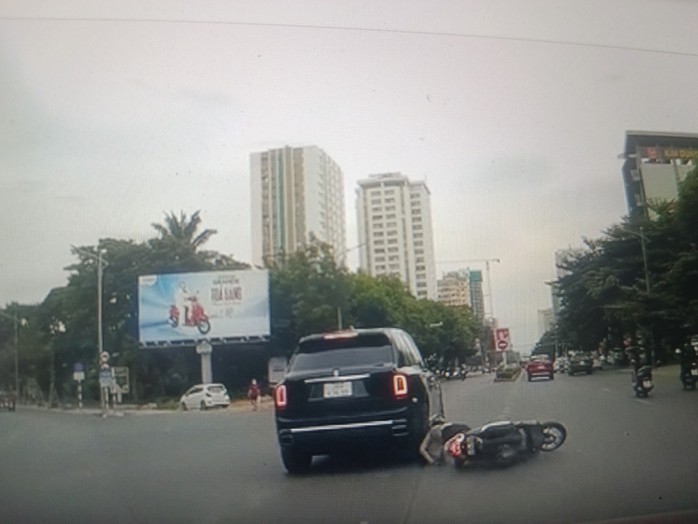 VIDEO: Siêu xe Rolls-Royce Cullinan bất ngờ đánh lái khiến cô gái trẻ ngã xuống đường- Ảnh 1. VIDEO: Siêu xe Rolls-Royce Cullinan bất ngờ đánh lái khiến cô gái trẻ ngã xuống đường- Ảnh 1.
