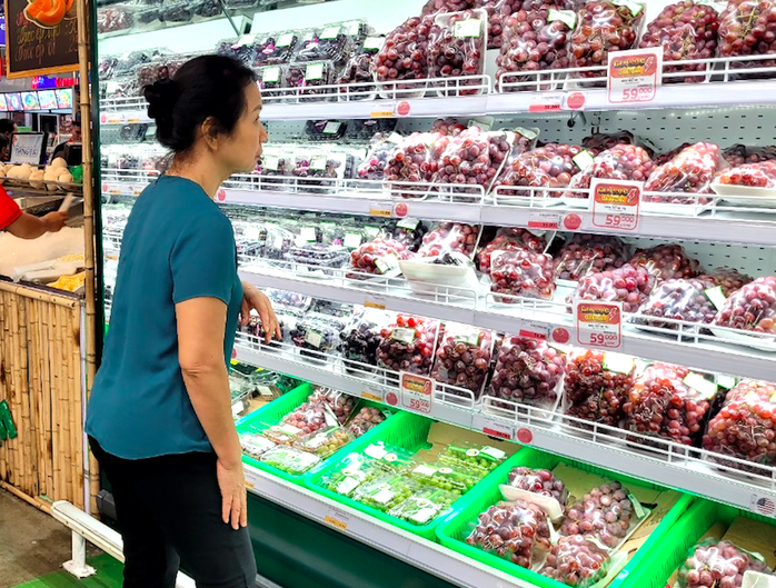 Nho Trung Quốc giá siêu rẻ "tràn ngập" thị trường- Ảnh 1. Nho Trung Quốc giá siêu rẻ "tràn ngập" thị trường- Ảnh 1.