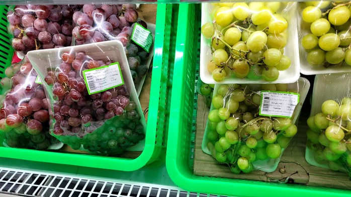 Nho Trung Quốc giá siêu rẻ "tràn ngập" thị trường- Ảnh 2. Nho Trung Quốc giá siêu rẻ "tràn ngập" thị trường- Ảnh 2.