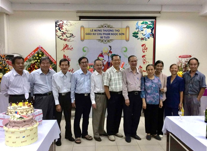 Đồng nghiệp, học trò, người thân trong lễ mừng thọ GS-TS Chu Phạm Ngọc Sơn. Ảnh: TƯ LIỆU Đồng nghiệp, học trò, người thân trong lễ mừng thọ GS-TS Chu Phạm Ngọc Sơn. Ảnh: TƯ LIỆU