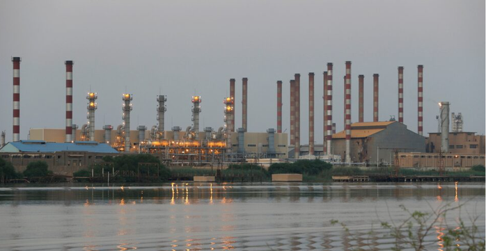 Nhà máy lọc dầu Abadan ở Tây Nam Iran Ảnh: REUTERS Nhà máy lọc dầu Abadan ở Tây Nam Iran Ảnh: REUTERS
