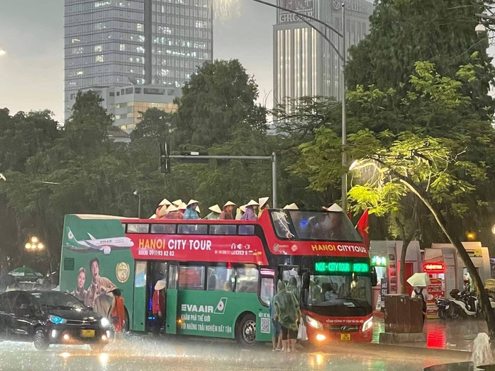 Nhiều tuyến phố ở Hà Nội ngập nặng, ùn tắc sau trận mưa lớn- Ảnh 4. Nhiều tuyến phố ở Hà Nội ngập nặng, ùn tắc sau trận mưa lớn- Ảnh 4.