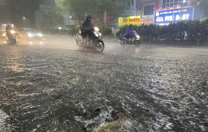 Nhiều tuyến phố ở Hà Nội ngập nặng, ùn tắc sau trận mưa lớn- Ảnh 1. Nhiều tuyến phố ở Hà Nội ngập nặng, ùn tắc sau trận mưa lớn- Ảnh 1.
