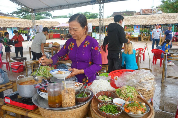 Mỳ Quảng là món ăn đặc sản của tỉnh Quảng Nam, tuy dân dã nhưng hàm chứa cả diễn trình lịch sử hình thành, hệ tri thức dân gian của vùng đất xứ Quảng. Ảnh: TRẦN THƯỜNG Mỳ Quảng là món ăn đặc sản của tỉnh Quảng Nam, tuy dân dã nhưng hàm chứa cả diễn trình lịch sử hình thành, hệ tri thức dân gian của vùng đất xứ Quảng. Ảnh: TRẦN THƯỜNG