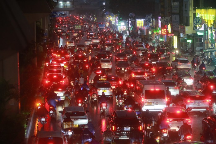 Nhiều tuyến phố ở Hà Nội ngập nặng, ùn tắc sau trận mưa lớn- Ảnh 5. Nhiều tuyến phố ở Hà Nội ngập nặng, ùn tắc sau trận mưa lớn- Ảnh 5.