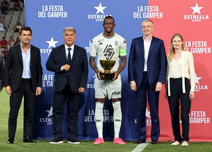 Thủ quân Denis Zakaria của Monaco nhận cúp Joan Gamper Thủ quân Denis Zakaria của Monaco nhận cúp Joan Gamper