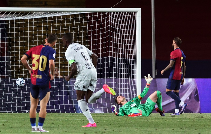 Thua sốc sân nhà, Barcelona lần đầu vuột cúp Joan Gamper sau 11 năm- Ảnh 5. Thua sốc sân nhà, Barcelona lần đầu vuột cúp Joan Gamper sau 11 năm- Ảnh 5.
