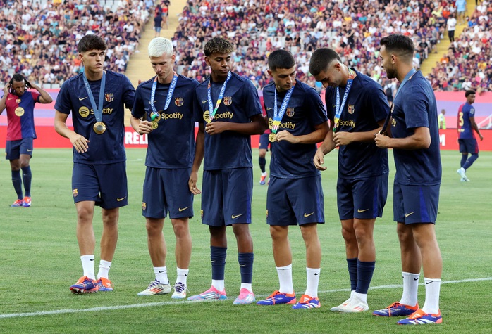 Thua sốc sân nhà, Barcelona lần đầu vuột cúp Joan Gamper sau 11 năm- Ảnh 2. Thua sốc sân nhà, Barcelona lần đầu vuột cúp Joan Gamper sau 11 năm- Ảnh 2.
