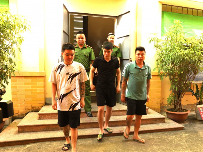 Bắt 3 đối tượng lừa đảo chiếm đoạt tài sản- Ảnh 1. Bắt 3 đối tượng lừa đảo chiếm đoạt tài sản- Ảnh 1.
