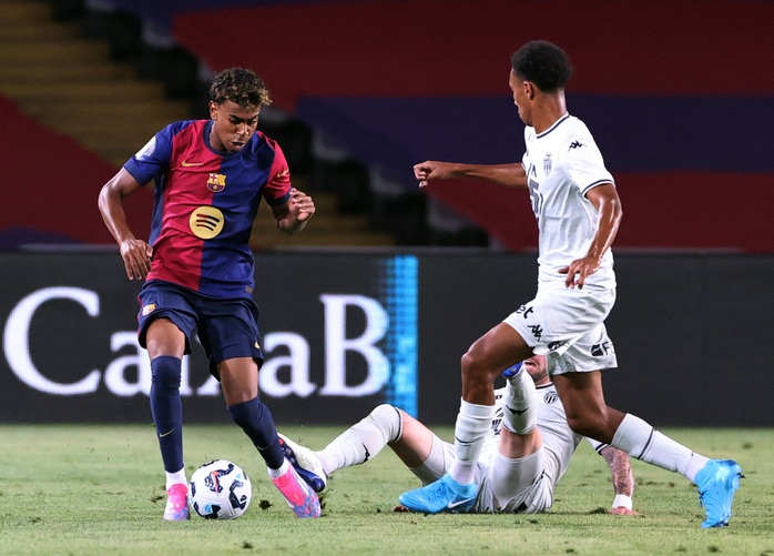 Thua sốc sân nhà, Barcelona lần đầu vuột cúp Joan Gamper sau 11 năm- Ảnh 4. Thua sốc sân nhà, Barcelona lần đầu vuột cúp Joan Gamper sau 11 năm- Ảnh 4.