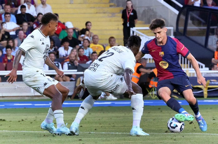 Thua sốc sân nhà, Barcelona lần đầu vuột cúp Joan Gamper sau 11 năm- Ảnh 3. Thua sốc sân nhà, Barcelona lần đầu vuột cúp Joan Gamper sau 11 năm- Ảnh 3.