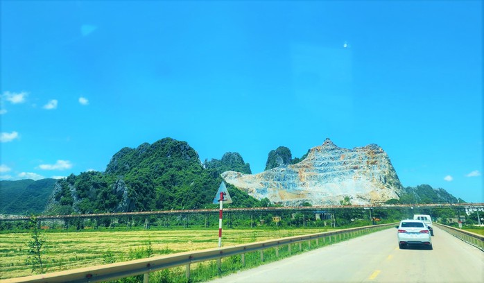 Một danh thắng đang bị "băm" từng ngày- Ảnh 2. Một danh thắng đang bị "băm" từng ngày- Ảnh 2.