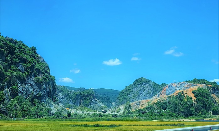 Một danh thắng đang bị "băm" từng ngày- Ảnh 3. Một danh thắng đang bị "băm" từng ngày- Ảnh 3.