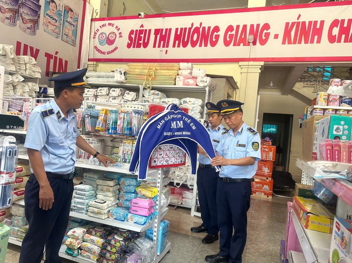 Một cơ sở kinh doanh tự ý đặt tên "siêu thị"- Ảnh 1. Một cơ sở kinh doanh tự ý đặt tên "siêu thị"- Ảnh 1.
