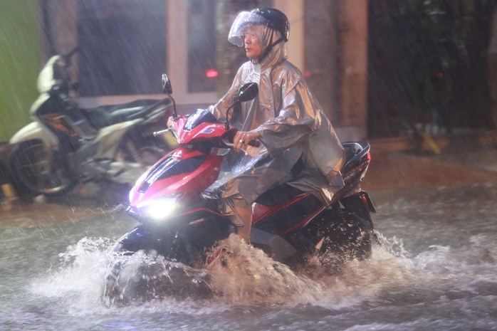 Nhiều tuyến phố ở Hà Nội ngập nặng, ùn tắc sau trận mưa lớn- Ảnh 8. Nhiều tuyến phố ở Hà Nội ngập nặng, ùn tắc sau trận mưa lớn- Ảnh 8.