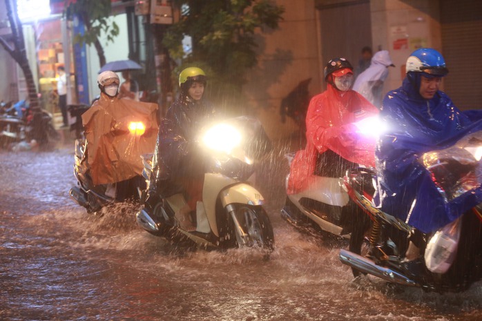 Nhiều tuyến phố ở Hà Nội ngập nặng, ùn tắc sau trận mưa lớn- Ảnh 10. Nhiều tuyến phố ở Hà Nội ngập nặng, ùn tắc sau trận mưa lớn- Ảnh 10.