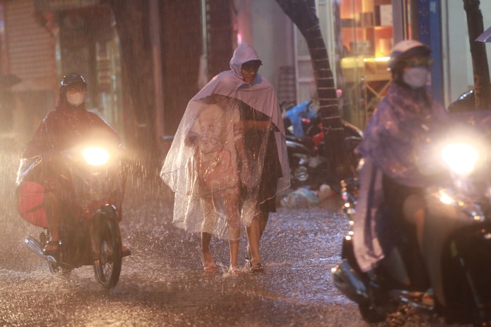 Nhiều tuyến phố ở Hà Nội ngập nặng, ùn tắc sau trận mưa lớn- Ảnh 11. Nhiều tuyến phố ở Hà Nội ngập nặng, ùn tắc sau trận mưa lớn- Ảnh 11.