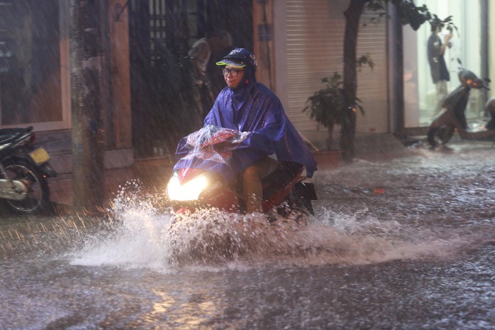 Nhiều tuyến phố ở Hà Nội ngập nặng, ùn tắc sau trận mưa lớn- Ảnh 12. Nhiều tuyến phố ở Hà Nội ngập nặng, ùn tắc sau trận mưa lớn- Ảnh 12.