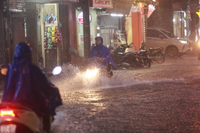 Nhiều tuyến phố ở Hà Nội ngập nặng, ùn tắc sau trận mưa lớn- Ảnh 13. Nhiều tuyến phố ở Hà Nội ngập nặng, ùn tắc sau trận mưa lớn- Ảnh 13.