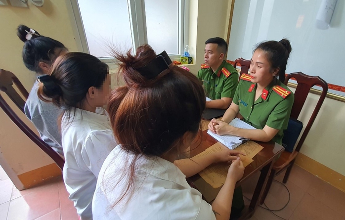 Khởi tố 5 cô gái bán 2 cháu gái để phục vụ quán karaoke- Ảnh 1. Khởi tố 5 cô gái bán 2 cháu gái để phục vụ quán karaoke- Ảnh 1.