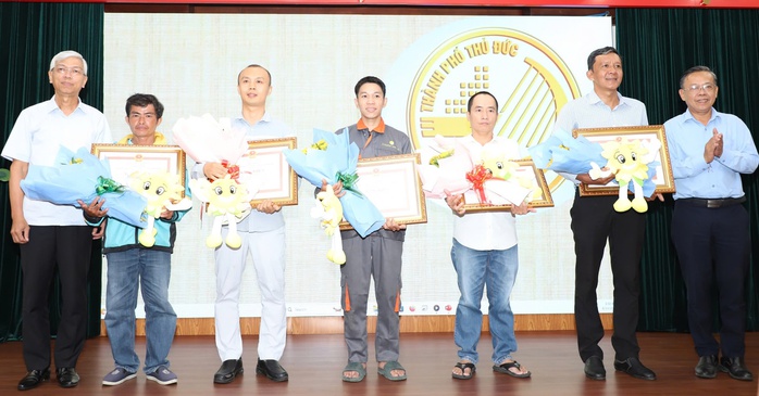 TP HCM khen thưởng 5 cá nhân dũng cảm cứu người trong vụ tai nạn cầu Phú Mỹ- Ảnh 2. TP HCM khen thưởng 5 cá nhân dũng cảm cứu người trong vụ tai nạn cầu Phú Mỹ- Ảnh 2.