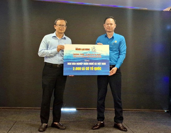 Ông Phạm Hồng Kỳ, Trưởng Văn phòng Đại diện khu vực miền Bắc Báo Người Lao Động (bên trái), trao bảng tượng trưng tặng 2.000 lá cờ Tổ quốc cho ông Đỗ Tiến Dũng, Chủ tịch Nghiệp đoàn Nghề cá Việt Nam Ông Phạm Hồng Kỳ, Trưởng Văn phòng Đại diện khu vực miền Bắc Báo Người Lao Động (bên trái), trao bảng tượng trưng tặng 2.000 lá cờ Tổ quốc cho ông Đỗ Tiến Dũng, Chủ tịch Nghiệp đoàn Nghề cá Việt Nam