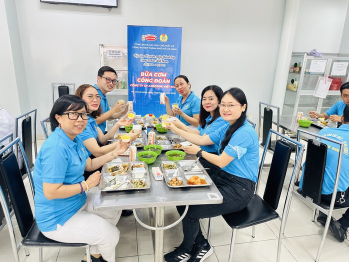 Hơn 6.000 công nhân phấn khởi với bữa ăn đặc biệt- Ảnh 3. Hơn 6.000 công nhân phấn khởi với bữa ăn đặc biệt- Ảnh 3.
