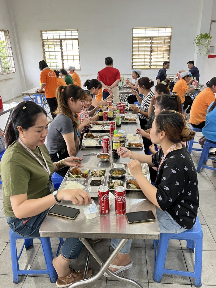 Hơn 6.000 công nhân phấn khởi với bữa ăn đặc biệt- Ảnh 4. Hơn 6.000 công nhân phấn khởi với bữa ăn đặc biệt- Ảnh 4.