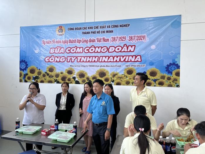 Hơn 6.000 công nhân phấn khởi với bữa ăn đặc biệt- Ảnh 6. Hơn 6.000 công nhân phấn khởi với bữa ăn đặc biệt- Ảnh 6.