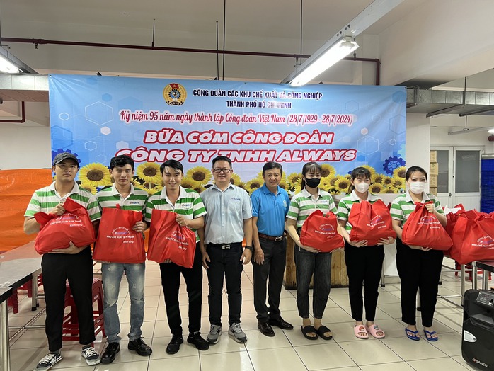Hơn 6.000 công nhân phấn khởi với bữa ăn đặc biệt- Ảnh 7. Hơn 6.000 công nhân phấn khởi với bữa ăn đặc biệt- Ảnh 7.