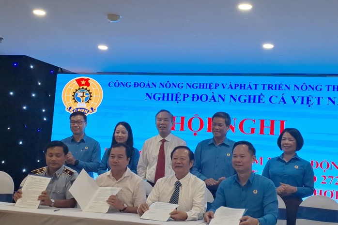 Báo Người Lao Động trao tặng 2.000 lá cờ Tổ quốc cho Nghiệp đoàn Nghề cá Việt Nam- Ảnh 3. Báo Người Lao Động trao tặng 2.000 lá cờ Tổ quốc cho Nghiệp đoàn Nghề cá Việt Nam- Ảnh 3.