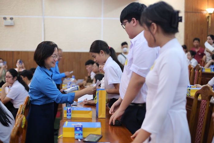Đà Nẵng: Gần nửa tỉ đồng khen thưởng con đoàn viên học giỏi- Ảnh 1. Đà Nẵng: Gần nửa tỉ đồng khen thưởng con đoàn viên học giỏi- Ảnh 1.